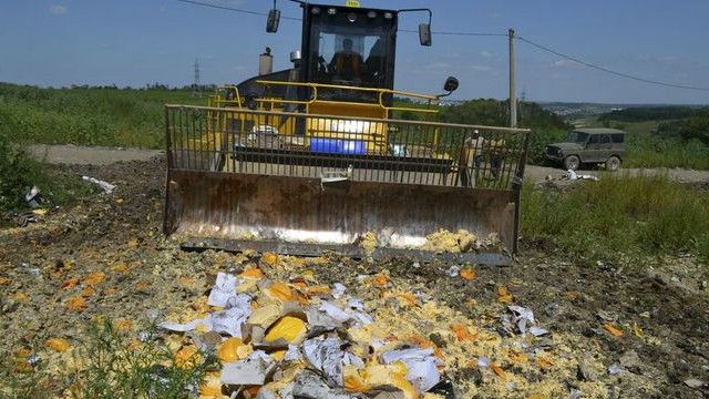 150807143554_belgorod_western_russia_a_bulldozer_destroys_banned_foreign_cheese_640x360_reuters_nocredit.jpg