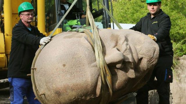 150910123530_lenin_statue_640x360_afp_nocredit.jpg