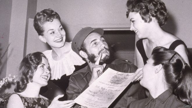 Fidel Castro recibe una invitación a una fiesta de prensa de Nueva York en 1959