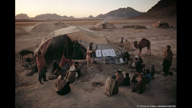 Un grupo de hombres asiste a un programa de concienciación de la ubicación de minas en Kandahar, 1992. Steve McCurry/Magnum Photos