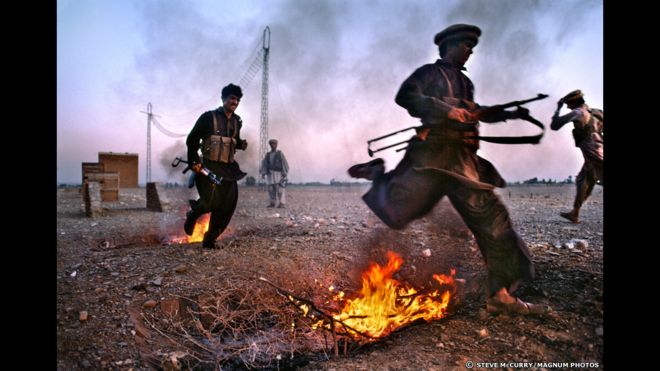 Jóvenes entrenándose para la guerra, 1984. Steve McCurry/Magnum Photos