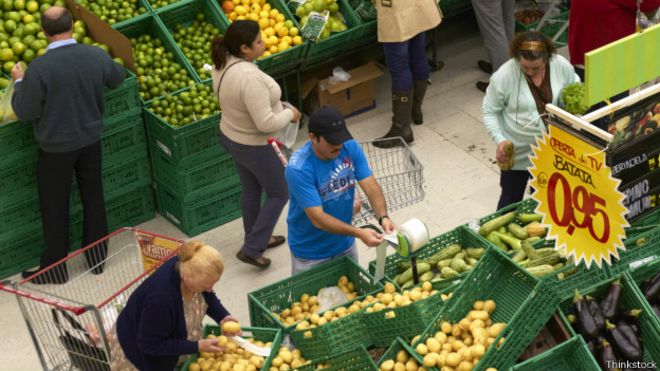 Clientes eligen frutas y verduras en un mercado de Brasil.