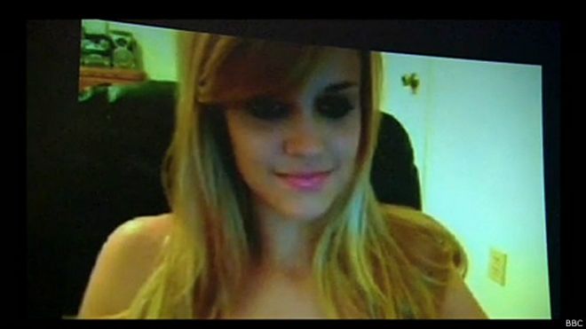 Mujer joven en web cam
