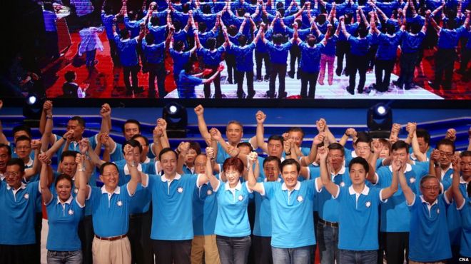洪秀柱（中）、朱立伦（左）与马英九（右）在国民党大会上喊口号（台湾中央社图片19/7/2015）