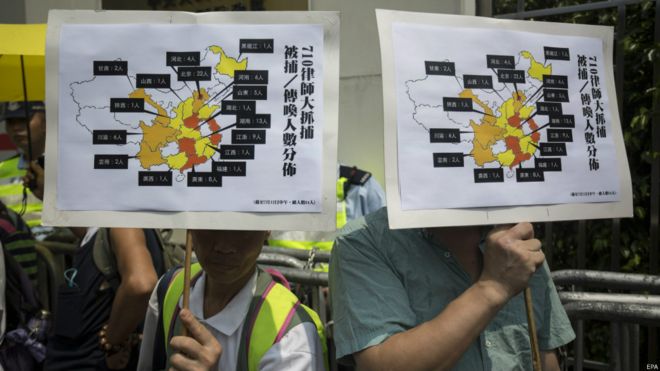 香港泛民主派政治人物在中联办外集会声援被捕律师(12/7/2015)