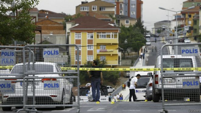 Delegacia em Istambul cercada após atentado a bomba (Reuters)