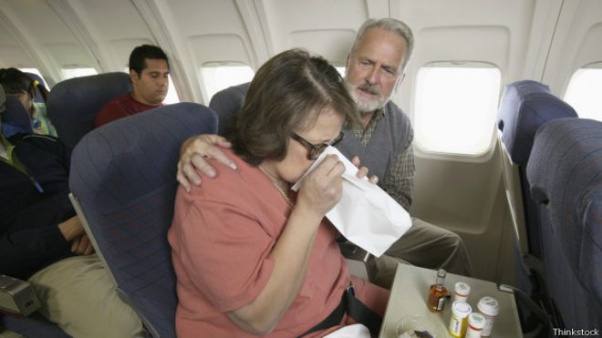 Mujer mareada en un avión