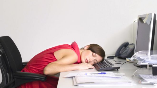 Mujer durmiendo la siesta en la oficina