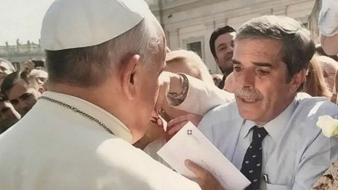 Dr. Marcelo Silva entregando una carta al Papa Francisco pidiéndol que intervenga en la lucha de la hepatitis C