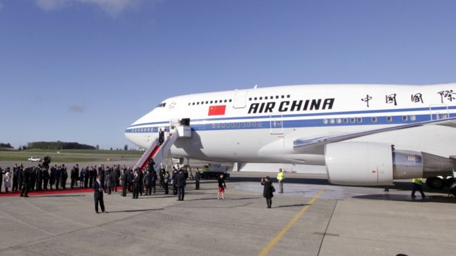 习近平搭乘的中国国航波音747专机停靠艾弗雷特佩恩机场的波音工厂停机坪（22/9/2015）
