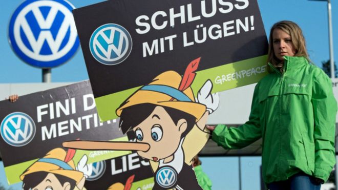 Activista de Greenpeace protesta frente a una planta de Volkswagen