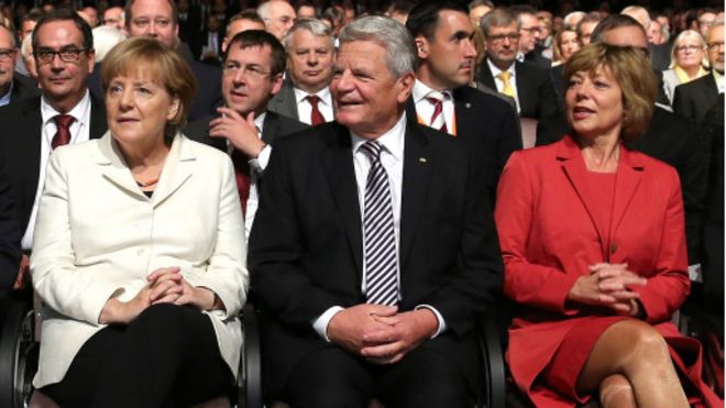 德国总理默克尔（左）与总统高克（中）在纪念两德统一25周年仪式上
