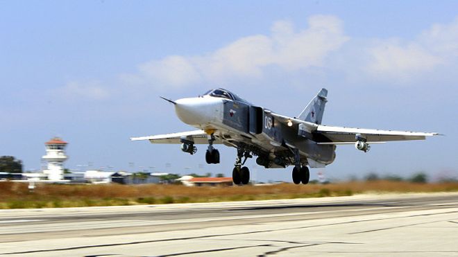 Российский Су-24М взлетает с базы в Сирии
