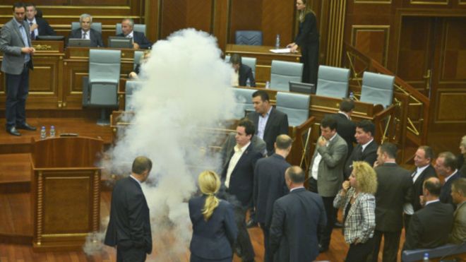 http://ichef-1.bbci.co.uk/news/ws/660/amz/worldservice/live/assets/images/2015/10/08/151008163028_kosovo_disrupt_parliament_640x360_ap_nocredit.jpg