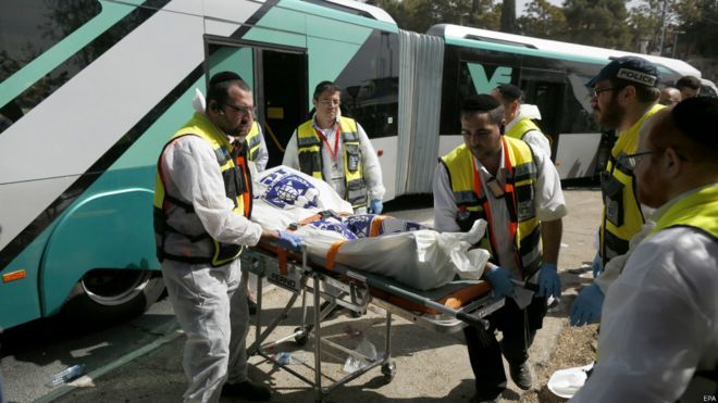 以色列医护人员抢救伤者