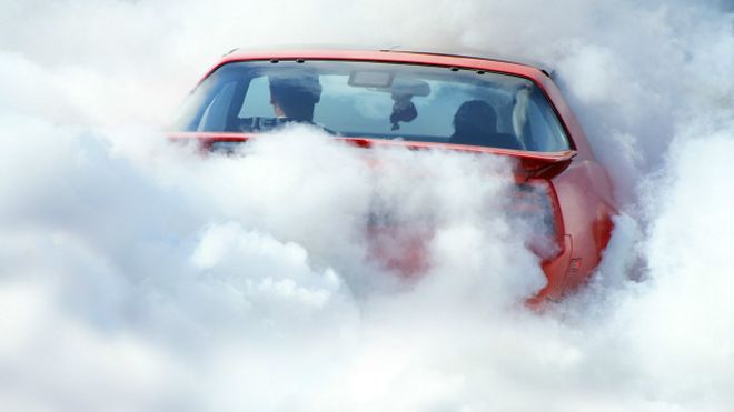 Carro en medio de humo