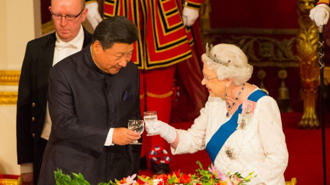 中国国家主席习近平与英国女王伊丽莎白二世在白金汉宫国宴上互相敬酒。