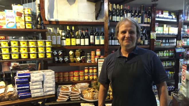 Hélio Casagrande, dono da delicatessen Cosa Nostra, no Rio (Foto: BBC)