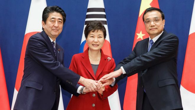 中日韩领导人会议，三国领导人握手。