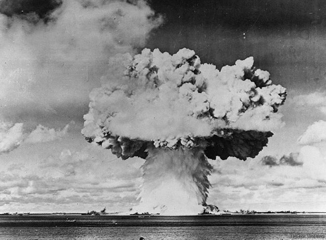 Американский испытательный ядерный взрыв на атолле Бикини