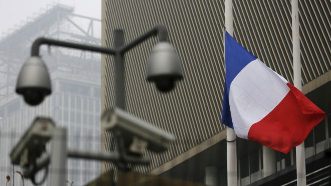法国驻华使馆降半旗