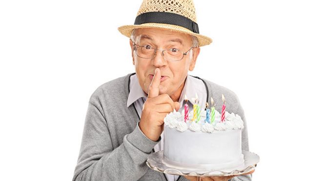 Пожилой мужчина с тортиком