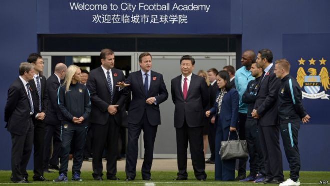 今年10月23日，英国首相卡梅伦陪同到访的中国国家主席习近平前往曼城城市足球学院