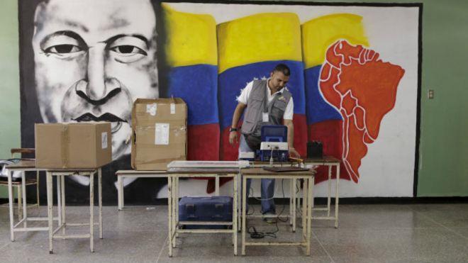 Chavez en puesto de votación