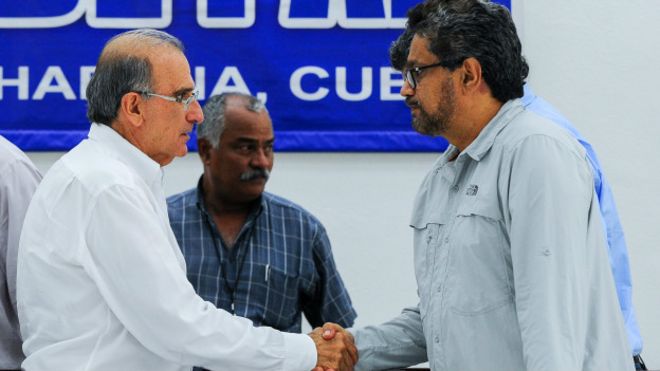 El exvicepresidente Humberto de la Calle y el jefe guerrillero Iván Márquez.