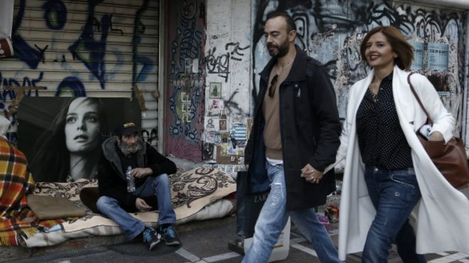 Pareja y mendigo en Grecia
