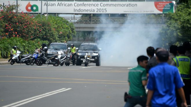 印尼首都雅加达市中心购物商场外发生连环爆炸，据报至少六人死亡。