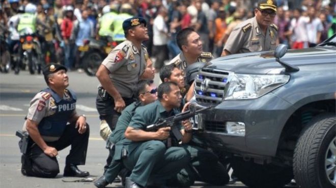 بالصور.. انهيار الاوضاع الامنية في جاكرتا.. هجمات وموجة تفجيرات وإطلاق نار