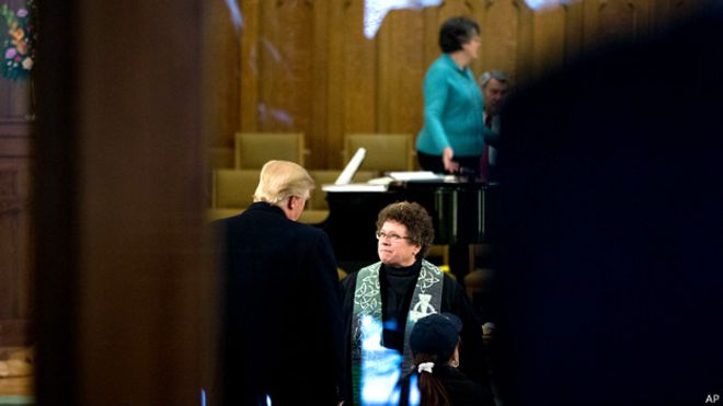 Donald Trump y la reverenda Pamela Saturnia