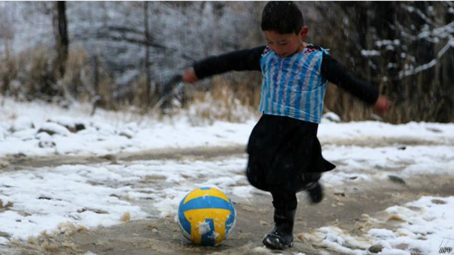ليونيل ميسي يرتب لقاءً مع "صاحب القميص البلاستيكي" Messi