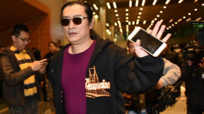 艺人黄安于7日凌晨从北京返回台湾。台湾移民局官员登机希望他配合调查。
