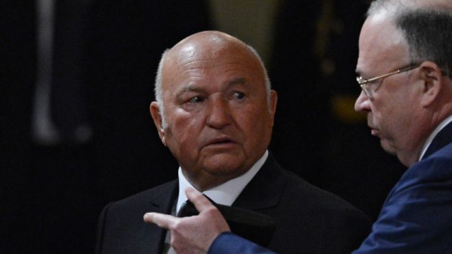 Юрий Лужков (справа - журналист Андрей Караулов)