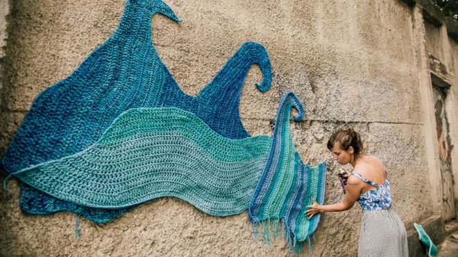 Paulista Karen Bazzeo participa de instalações artísticas em muros urbanos, como forma de ocupação do espaço público.