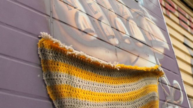 Paulista Karen Bazzeo participa de instalações artísticas em muros urbanos, como forma de ocupação do espaço público.