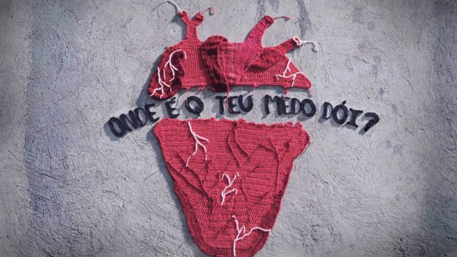 Paulista Karen Bazzeo participa de instalações artísticas em muros urbanos, como forma de ocupação do espaço público.
