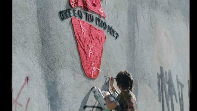 Paulista Karen Bazzeo participa de instalações artísticas em muros urbanos, como forma de ocupação do espaço público.