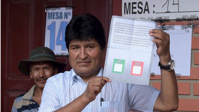 Evo Morales con la papeleta