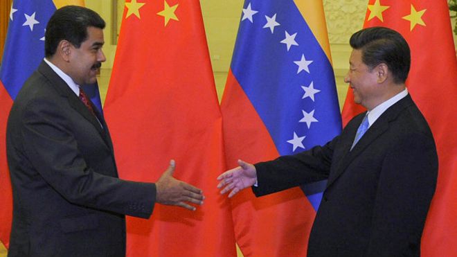 El presidente de Venezuela, Nicolás Maduro, y el de China, Xi Jinping, en una visita en 2015,  en busca de financiamiento. 