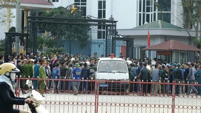 Người dân trước trụ sở Ủy ban Nhân dân tỉnh Thanh Hóa trong biểu tình mới đây