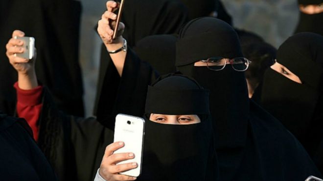  بريطانية "مسجونة داخل منزل والدها" في السعودية بسبب قبلة