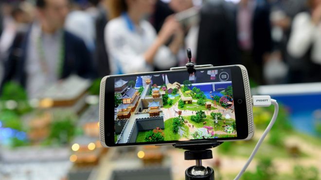 中兴通讯在巴塞罗那全球移动大会上展出的4K摄像智能手机（22/2/2016）