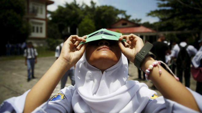 Una estudiante prueba un filtro solar