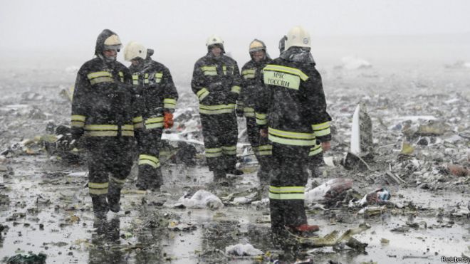 Спасатели на месте крушения самолета
