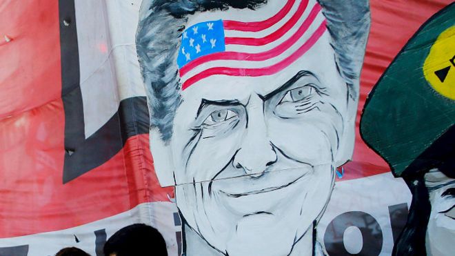 Mural con el rostro de Mauricio Macri con la bandera de EE.UU. en la frente