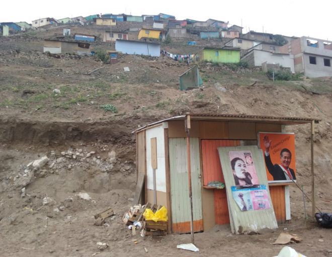 Zona pobre del Perú con propaganda electoral
