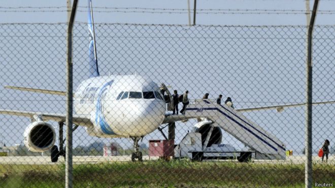  埃及航空客机被劫持 事件结束 劫机者自首 -中卫